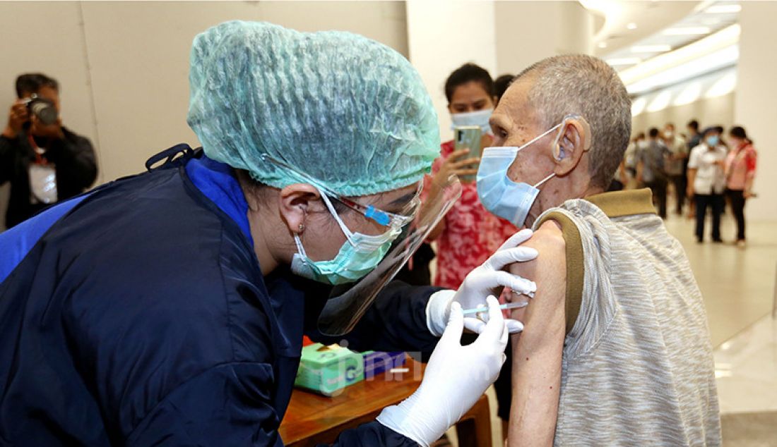 Petugas kesehatan menyuntikkan vaksin Covid-19 kepada seorang lansia di Lippo Mall Puri, Jakarta Barat, Selasa (9/3). Kemenkes menggandeng Lippo Group guna mempercepat vaksinasi Covid-19 untuk lansia. - JPNN.com