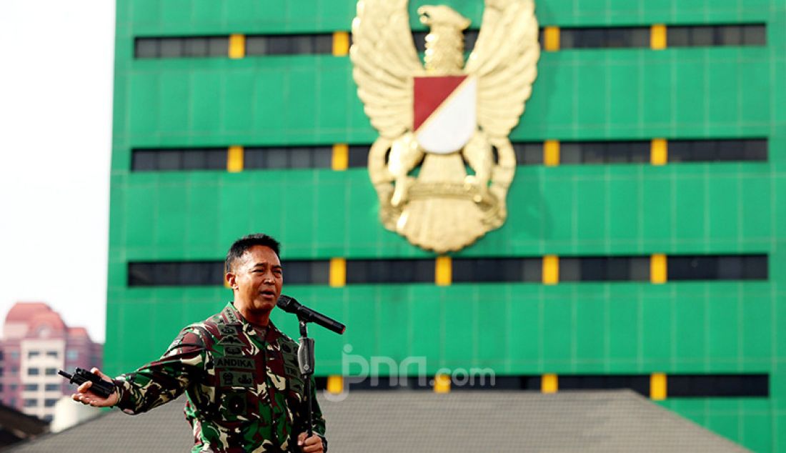 KASAD Jenderal TNI Andika Perkasa menggelar jumpa pers di Mabes TNI AD, Jakarta Pusat, Selasa (9/3), guna memberikan penjelasan mengenai Serda Aprilia Manganang yang menderita hipospadias sedari lahir sehingga dianggap perempuan. Jenderal Andika menegaskan bahwa Serda Aprilia adalah laki-laki sejati. - JPNN.com