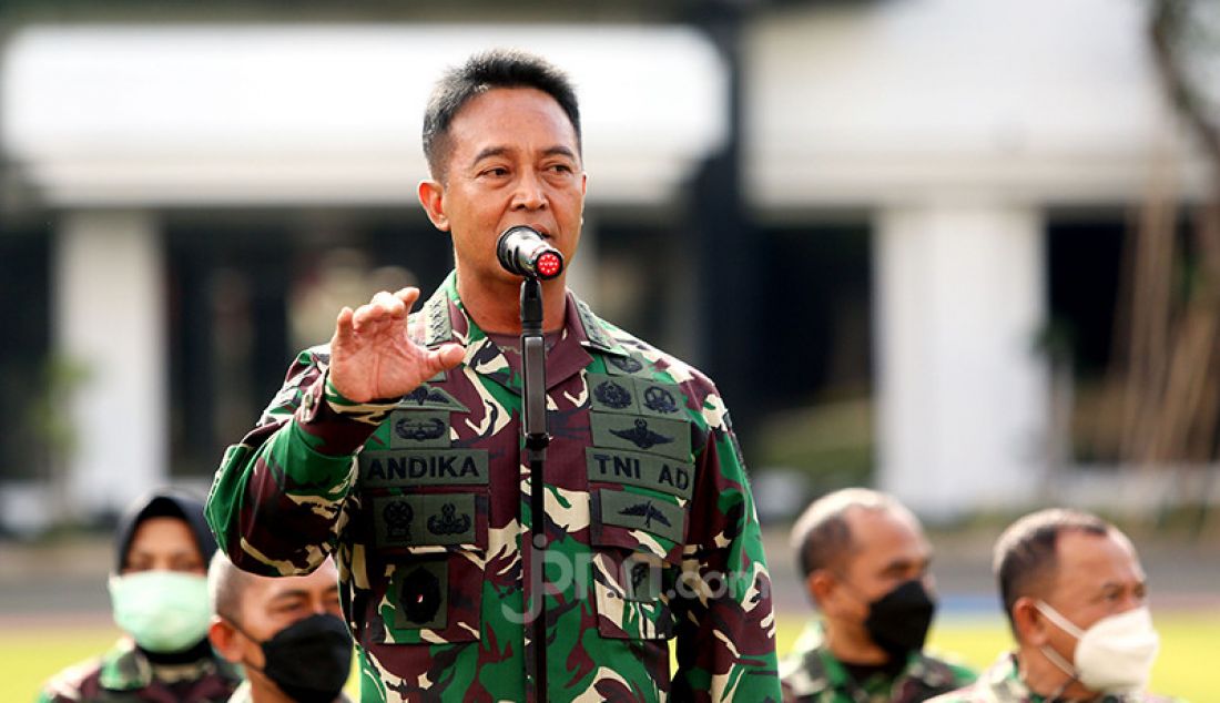 KASAD Jenderal TNI Andika Perkasa menggelar jumpa pers di Mabes TNI AD, Jakarta Pusat, Selasa (9/3), guna memberikan penjelasan mengenai Serda Aprilia Manganang yang menderita hipospadias sedari lahir sehingga dianggap perempuan. Jenderal Andika menegaskan bahwa Serda Aprilia adalah laki-laki sejati. - JPNN.com