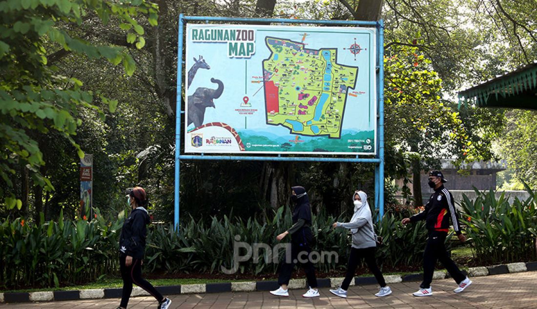 Suasana Taman Margasatwa Ragunan (TMR) di Jakarta Selatan, Minggu (14/3) yang kembali dibuka untuk umum. Warga DKI mengunjungi TMR untuk untuk rekreasi maupun berolahraga. - JPNN.com