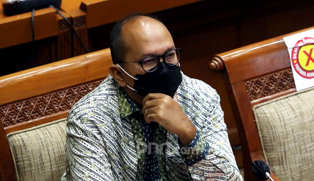 Ketua Umum Kadin Indonesia Rosan Perkasa Roeslani mengikuti rapat dengar pendapat dengan Komisi IX DPR, Jakarta, Senin (15/3), guna membahas evaluasi upaya penanggulangan Covid-19 selama satu tahun terakhir, serta perkembangan pelaksanaan vaksinasi program dan skema vaksinasi Gotong Royong. Foto : Ricardo/JPNN.com - JPNN.com