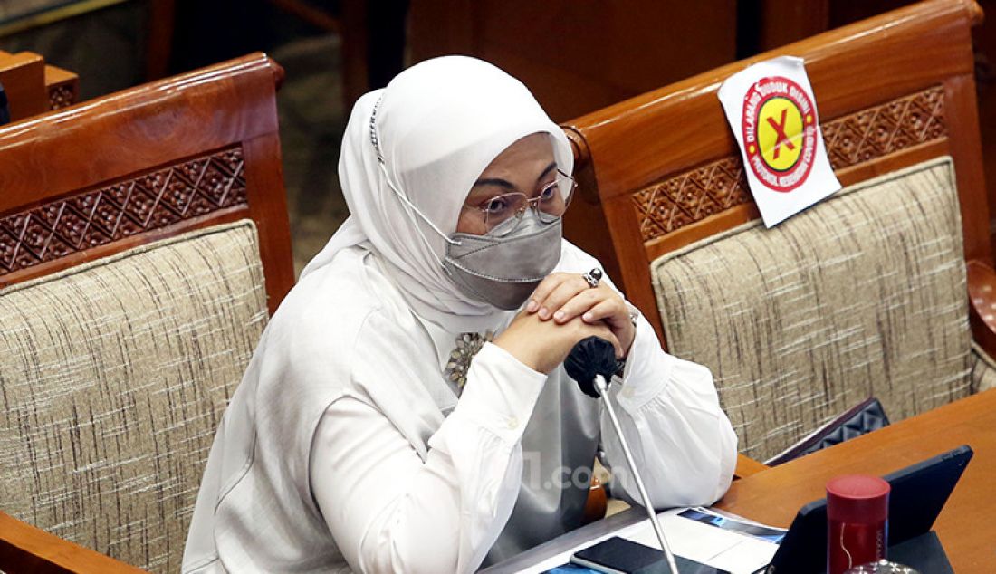 Menaker Ida Fauziyah mengikuti rapat kerja dengan Komisi IX DPR, Jakarta, Senin (15/3), guna membahas evaluasi upaya penanggulangan Covid-19 selama satu tahun terakhir, serta perkembangan pelaksanaan vaksinasi program dan skema vaksinasi Gotong Royong. - JPNN.com