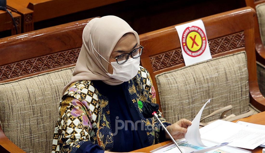 Kepala Badan POM (BPOM) Penny K Lukito mengikuti rapat dengar pendapat dengan Komisi IX DPR, Jakarta, Senin (15/3), guna membahas evaluasi upaya penanggulangan Covid-19 selama satu tahun terakhir, serta perkembangan pelaksanaan vaksinasi program dan skema vaksinasi Gotong Royong. - JPNN.com