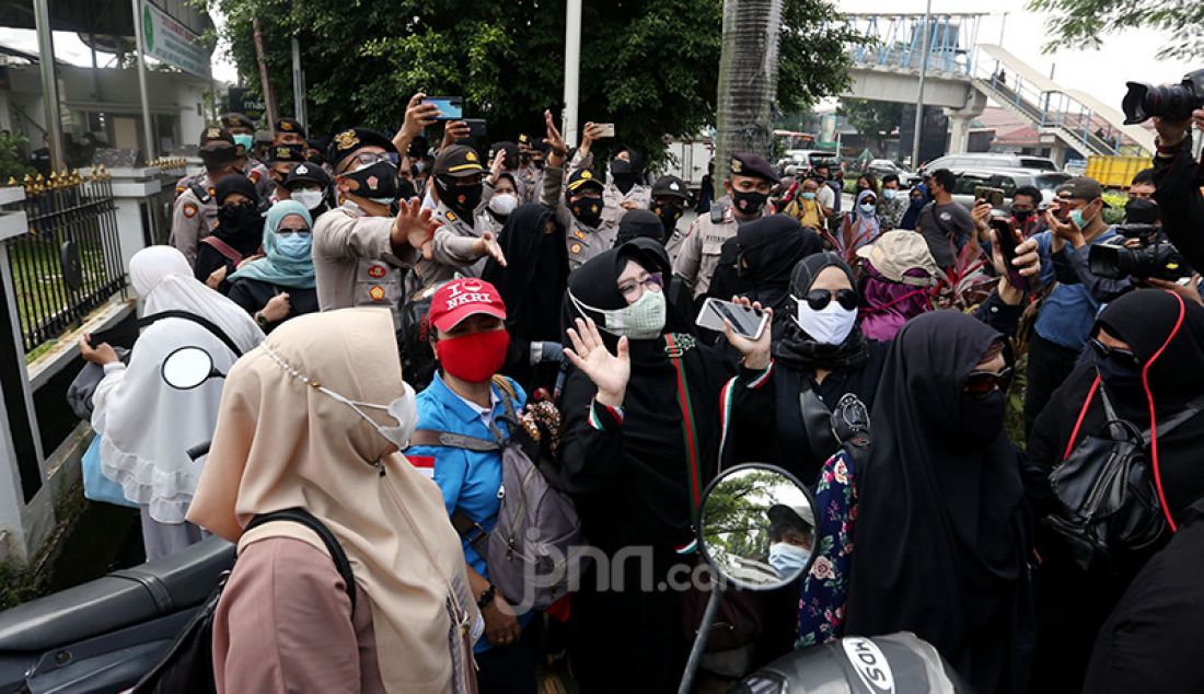 Massa pendukung Habib Rizieq mendatangi Pengadilan Negeri Jakarta Timur (PN Jaktim), Selasa (16/3). PN Jaktim mulai menyidangkan Habib Rizieq yang menjadi terdakwa pelanggaran kekarantinaan kesehatan. - JPNN.com