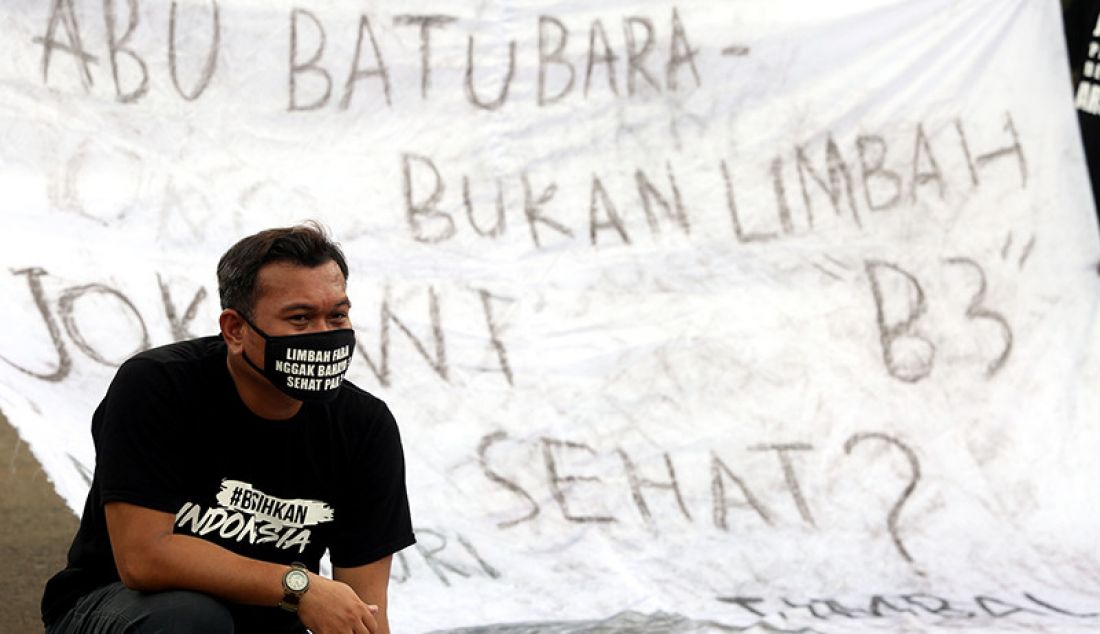 Gerakan #BersihkanIndonesia menggelar aksi damai di Silang Monas dekat Patung Kuda, Jakarta Pusat, Kamis (18/3). Mereka menuntut Presiden Joko Widodo mencabut regulasi yang menghapus Flash Ash Bottom Ash (FABA) dari daftar limbah B3. - JPNN.com