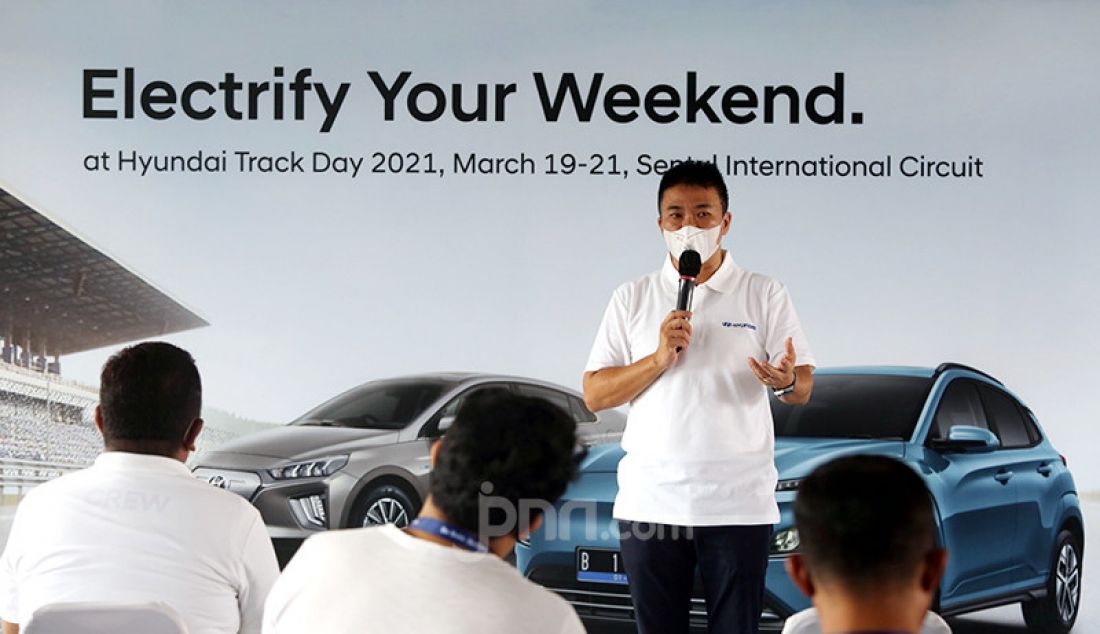 COO PT Hyundai Motors Indonesia Makmur memberikan sambutan pada Hyundai Track Day 2021 di Sentul International Circuit, Bogor, Jawa Barat, Jumat (19/3). Hyundai Track Day 2021 merupakan ajang untuk memberikan pengalaman berkendara kepada pelanggan dan peminat mobil listrik Hyundai. - JPNN.com