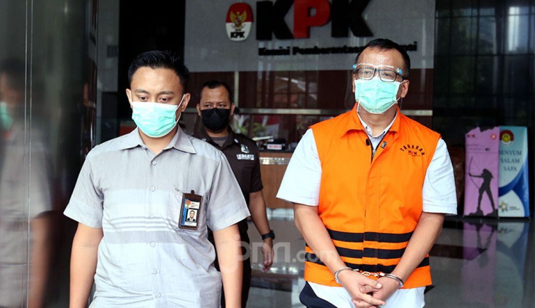 Mantan Menteri Kelautan dan Perikanan Edhy Prabowo usai menjalani pemeriksaan di KPK, Jakarta, Senin (22/3). Edhy merupakan tersangka kasus suap perizinan sektor usaha perikanan dan kelautan. - JPNN.com