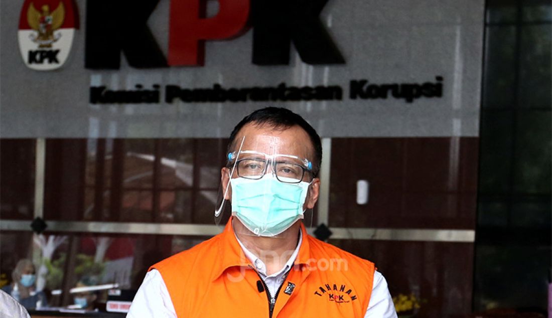 Mantan Menteri Kelautan dan Perikanan Edhy Prabowo usai menjalani pemeriksaan di KPK, Jakarta, Senin (22/3). Edhy merupakan tersangka kasus suap perizinan sektor usaha perikanan dan kelautan. - JPNN.com
