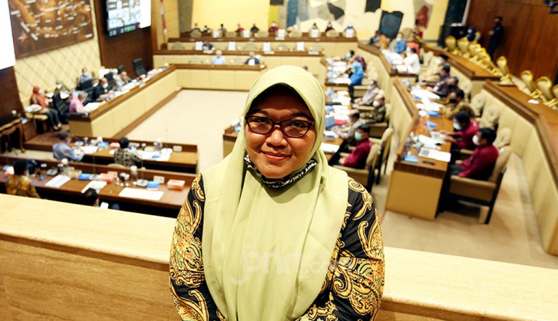 Ketua Forum Honorer K2 Nurbaiti menyaksikan rapat kerja Komisi II DPR dengan Menpan-RB di Kompleks Parlemen, Senayan, Jakarta, Rabu (24/3). Rapat tersebut membahas rekrutmen CPNS tahun 2021. - JPNN.com