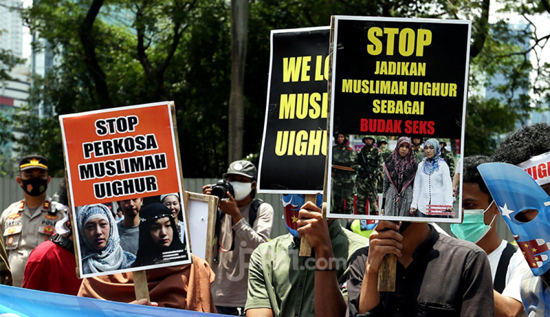 Aliansi Mahasiswa Islam menggelar aksi teatrikal di depan Kedubes Republik Rakyat Tiongkok (RRT), Jakarta Selatan, Kamis (25/3). Massa pedemo mendesak RRT menghentikan segala bentuk kekerasan dan pelanggaran HAM berat terhadap etnis Uighur - JPNN.com