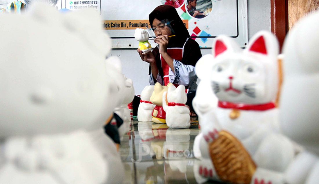 Anak-anak mewarnai celengan berbentuk boneka tokoh kartun di Saung Art Gallery, Pondok Cabe, Tangerang Selatan, Banten, Jumat (26/3). Kegiatan itu selain sebagai sarana edukasi juga menjadi kegiatan ekonomi. Setiap boneka dijual dengan harga antara Rp 20 ribu hingga Rp 40 ribu. - JPNN.com