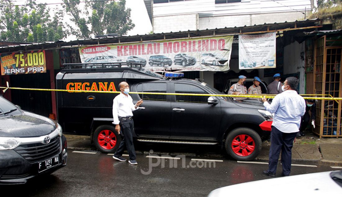 Petugas kepolisian mengamankan rumah terduga teroris di Jalan Raya Condet, Jakarta Timur, Senin (29/3). Sebelumnya polisi menangkap pria berinisial H yang tinggal di rumah sekaligus showroom mobil tersebut. - JPNN.com