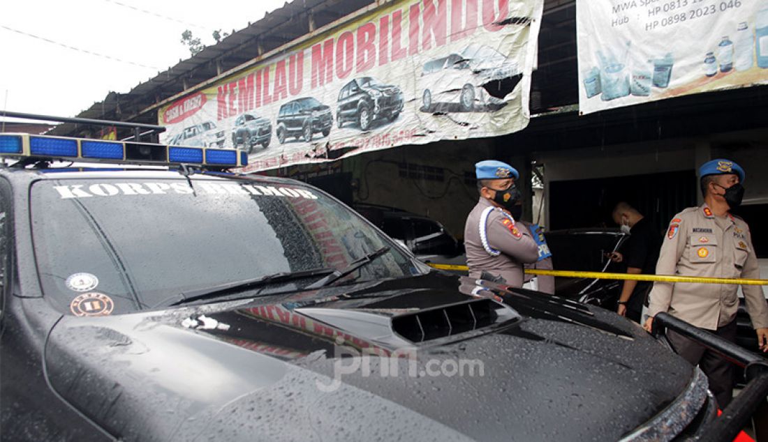 Petugas kepolisian mengamankan rumah terduga teroris di Jalan Raya Condet, Jakarta Timur, Senin (29/3). Sebelumnya polisi menangkap pria berinisial H yang tinggal di rumah sekaligus showroom mobil tersebut. - JPNN.com