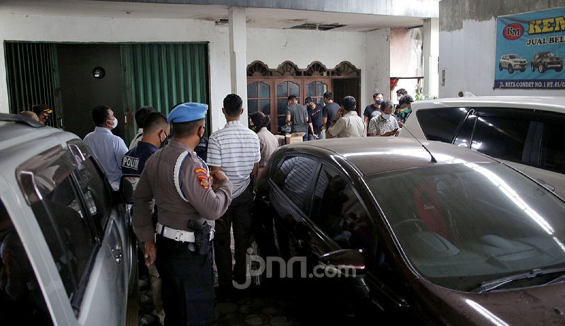 Petugas kepolisian mengamankan rumah terduga teroris di Jalan Raya Condet, Jakarta Timur, Senin (29/3). Sebelumnya polisi menangkap pria berinisial H yang tinggal di rumah sekaligus showroom mobil tersebut. - JPNN.com