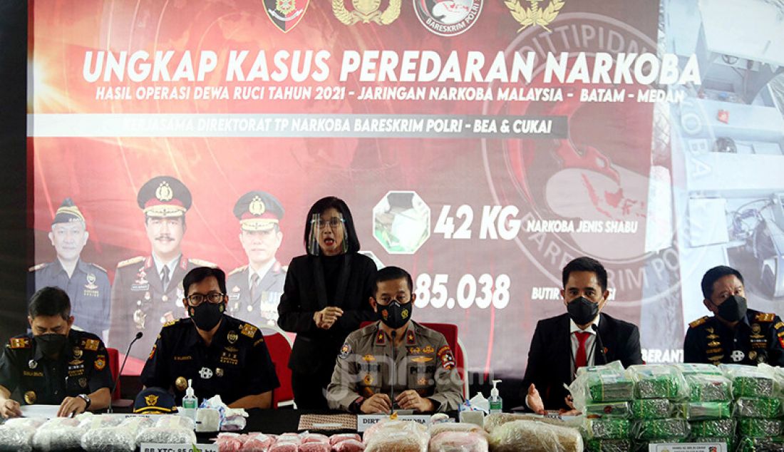 Divisi Humas Polri menggelar jumpa pers di Jakarta, Selasa (30/3), guna merilis hasil penindakan Bareskrim Polri terhadap jaringan narkoba internasional Malaysia-Batam-Medan. - JPNN.com