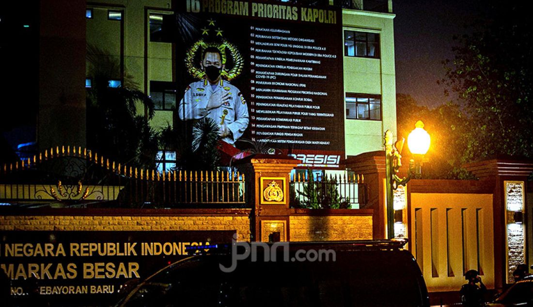 Polisi bersenjata lengkap melakukan penjagaan di sekitar kawasan Mabes Polri Jakarta, Rabu (31/3). Seorang terduga teroris diduga berupaya melakukan penyerangan ke area Mabes Polri hingga aksi baku tembak dengan polisi pun sempat terjadi. - JPNN.com