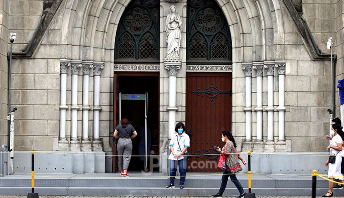Sejumlah warga memasuki Gereja Katedral, Jakarta, Kamis (1/4) mengikuti rangkaian perayaan Paskah. - JPNN.com