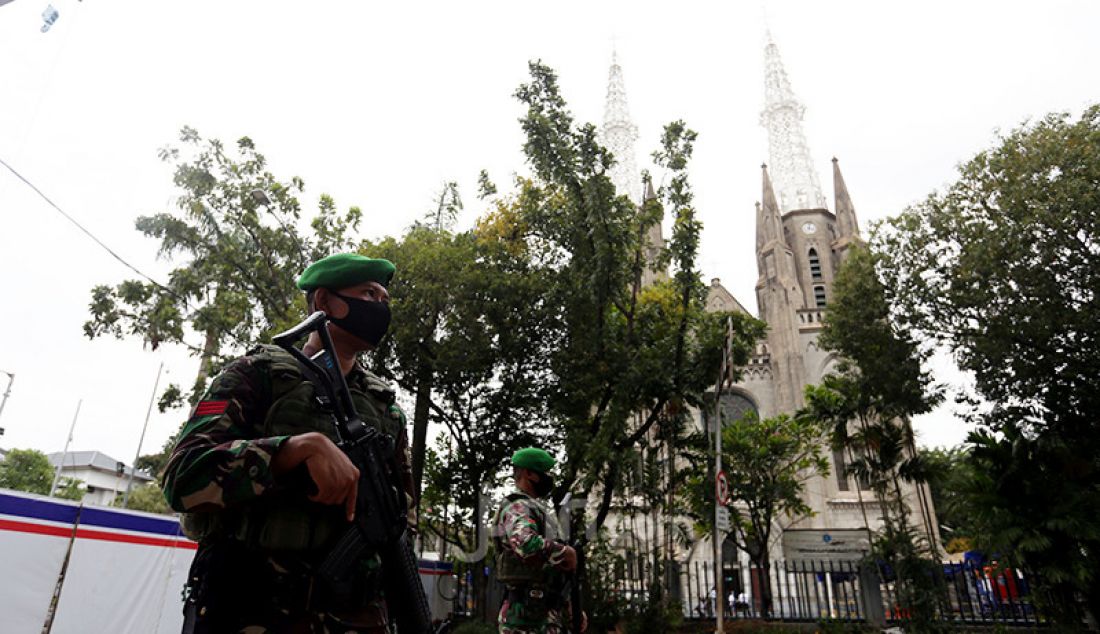 Angota TNI melakukan penjagaan di Gereja Katedral, Jakarta, Kamis (1/4). - JPNN.com