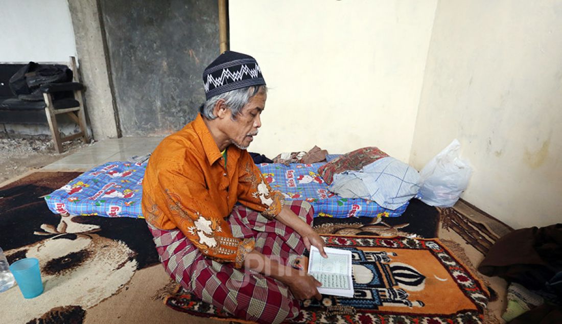 Orang dengan gangguan jiwa (ODGJ) tengah mengaji dalam rangka pemulihan di Pesantren Daarul Miftah Mulia, Kampung Cisuuk, RT 04/RW 02, Desa Cibeutung Udik, Ciseeng, Bogor, Senin (5/4). Di pesantren yang berdiri pada 2007 itu ada 60 ODGJ yang diajari salat, membaca Alquran, berzikir, dan berkebun. - JPNN.com