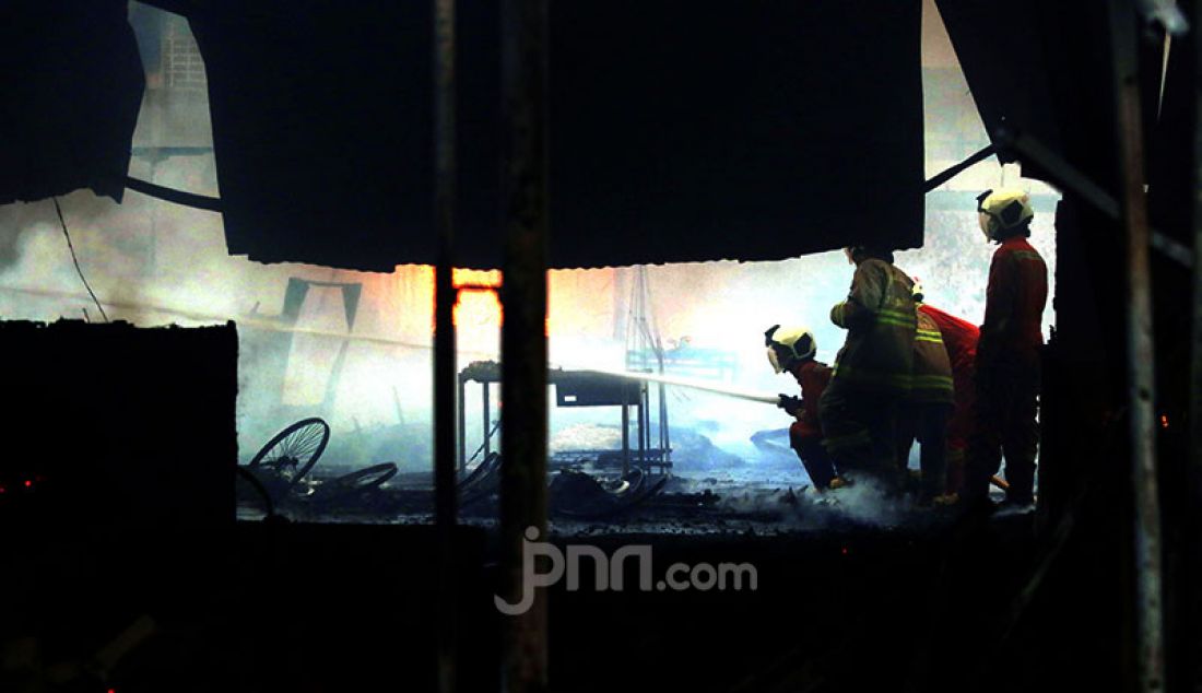 Petugas pemadam kebakaran berusaha memadamkan api yang melahap Pasar Kambing di Tanah Abang, Jakarta Pusat, Kamis (8/4). Sebanyak 17 unit branwir dan 85 personel pemadam kebakaran dikerahkan untuk memadamkan api yang menghanguskan ratusan lapak dan puluhan kios di Pasar Kambing. - JPNN.com