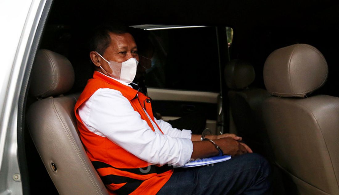 Mantan Direktur Utama PT Pelindo II Richard Joost Lino duduk di mobil tahanan usai menjalani pemeriksaan di KPK, Jakarta, Senin (12/4). Lino merupakan tersangka korupsi pengadaan tiga unit quay container crane (QCC) di PT Pelindo II. - JPNN.com