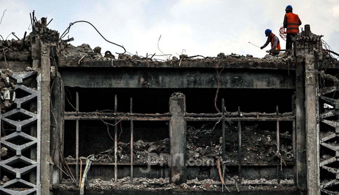 Pekerja membongkar gedung utama Kejaksaan Agung yang terbakar, Kamis (15/4). Gedung Kejaksaan Agung kebakaran pada 22 Agustus 2020. - JPNN.com