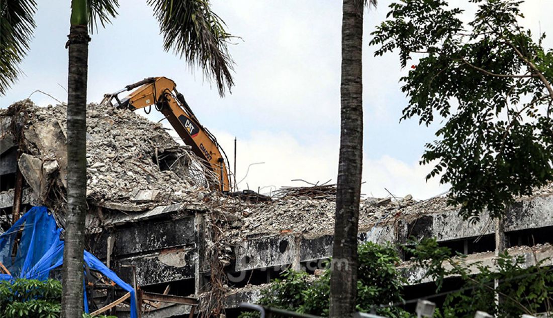 Pekerja membongkar gedung utama Kejaksaan Agung yang terbakar, Kamis (15/4). Gedung Kejagung kebakaran pada 22 Agustus 2020. - JPNN.com