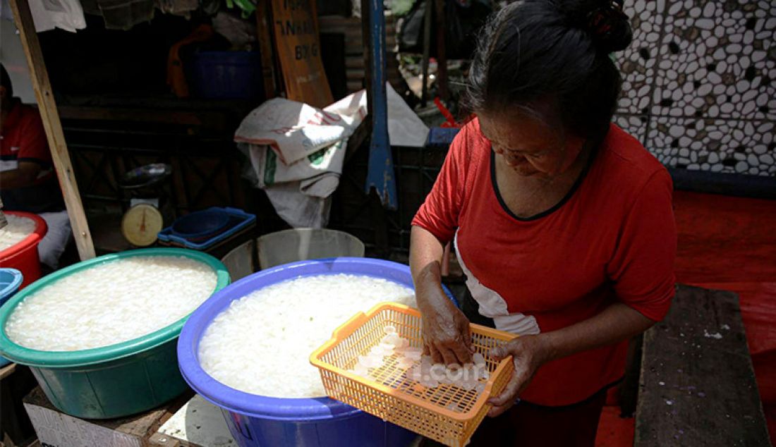 Pedagang kolang-kaling musiman menggelar dagangannya di kawasan Tanah Abang, Jakarta, Kamis (15/4). - JPNN.com