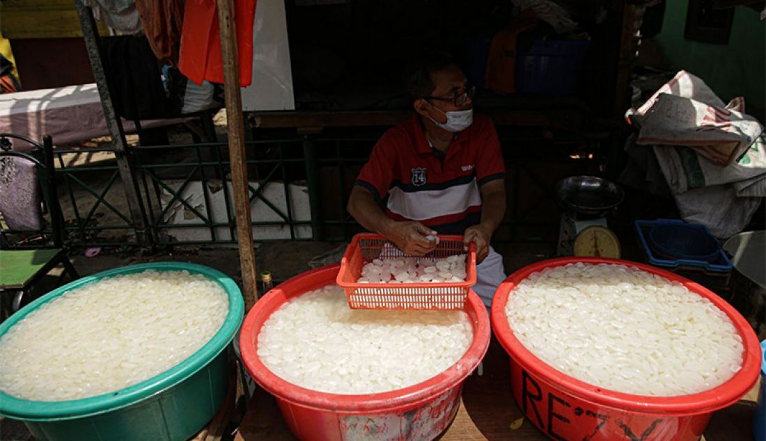 Pedagang kolang-kaling di kawasan Tanah Abang, Jakarta, Kamis (15/4). Selama Ramadan buah kolang-kaling banyak diburu masyarakat. - JPNN.com