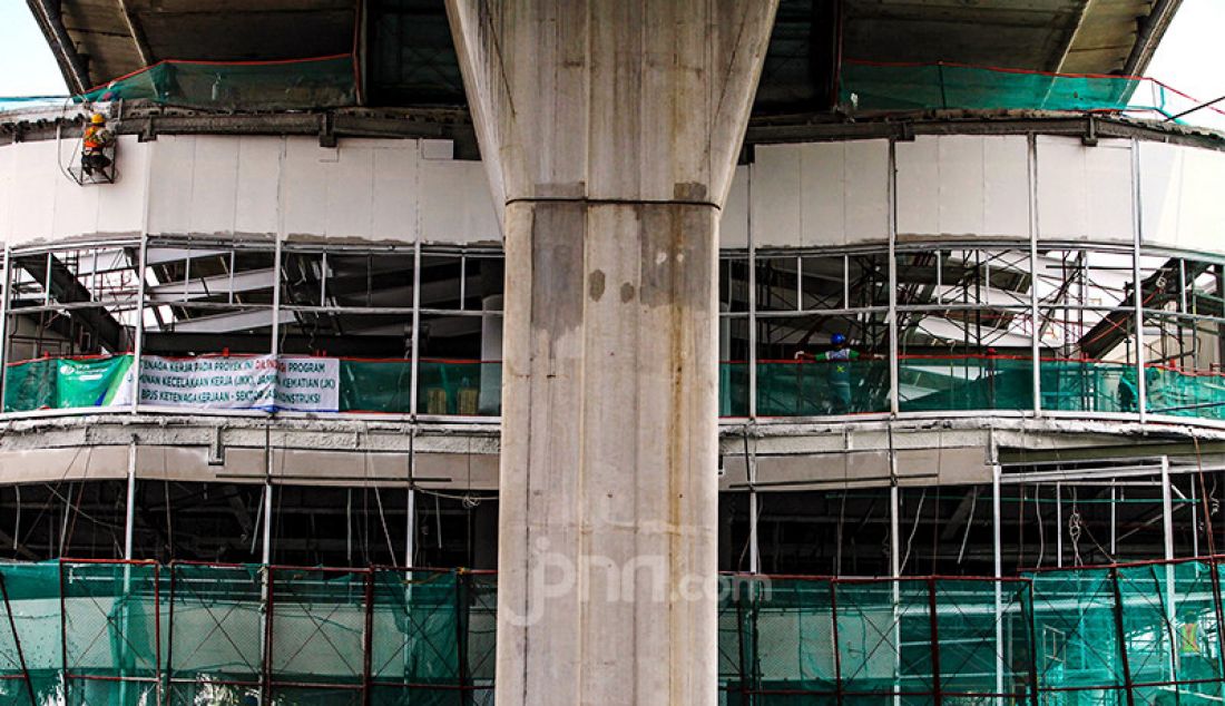 Para pekerja menyelesaikan proyek pembangunan jembatan layang atau skybridge untuk integrasi Halte Transjakarta Centrale Stichting Wederopbouw (CSW) di Stasiun MRT Asean, Kamis (15/4). Pembangunan dijadwalkan akan rampung pada Mei mendatang dengan menghabiskan anggaran hingga 80 miliar. - JPNN.com