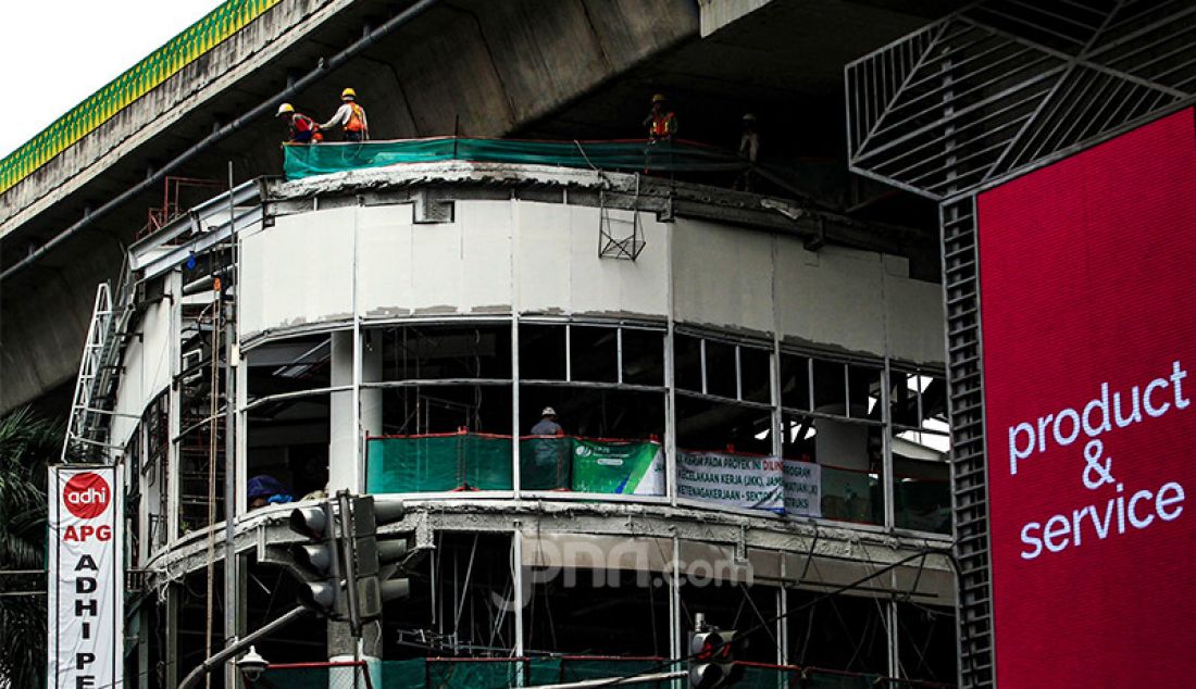 Para pekerja menyelesaikan proyek pembangunan jembatan layang atau skybridge untuk integrasi Halte Transjakarta Centrale Stichting Wederopbouw (CSW) di Stasiun MRT Asean, Kamis (15/4). Pembangunan dijadwalkan akan rampung pada Mei mendatang dengan menghabiskan anggaran hingga 80 miliar. - JPNN.com
