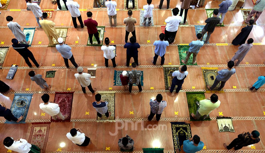Umat Islam melaksanakan salat Jumat pada pekan pertama Ramadan di Masjid Kubah Emas, Depok, Jawa Barat, Jumat (16/4). Jumatan itu masih dilaksanakan secara terbatas dengan menerapkan protokol kesehatan untuk mencegah penyebaran Covid-19. - JPNN.com