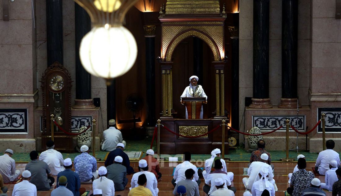Umat Islam menyimak khotbah pada Jumatan pekan pertama Ramadan di Masjid Kubah Emas, Depok, Jawa Barat, Jumat (16/4). Jumatan itu masih dilaksanakan secara terbatas dengan menerapkan protokol kesehatan untuk mencegah penyebaran Covid-19. - JPNN.com