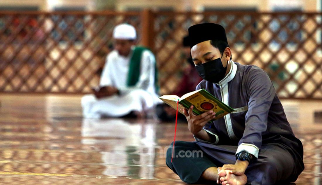 Warga bertadarus di Masjid Kubah Emas, Depok, Jawa Barat, Jumat (16/4), guna mengisi waktu jelang berbuka puasa. - JPNN.com