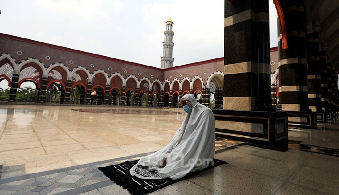 Warga melaksanakan salat sunah dan mengaji di Masjid Kubah Emas, Depok, Jawa Barat, Jumat (16/4), guna mengisi waktu jelang berbuka puasa. - JPNN.com