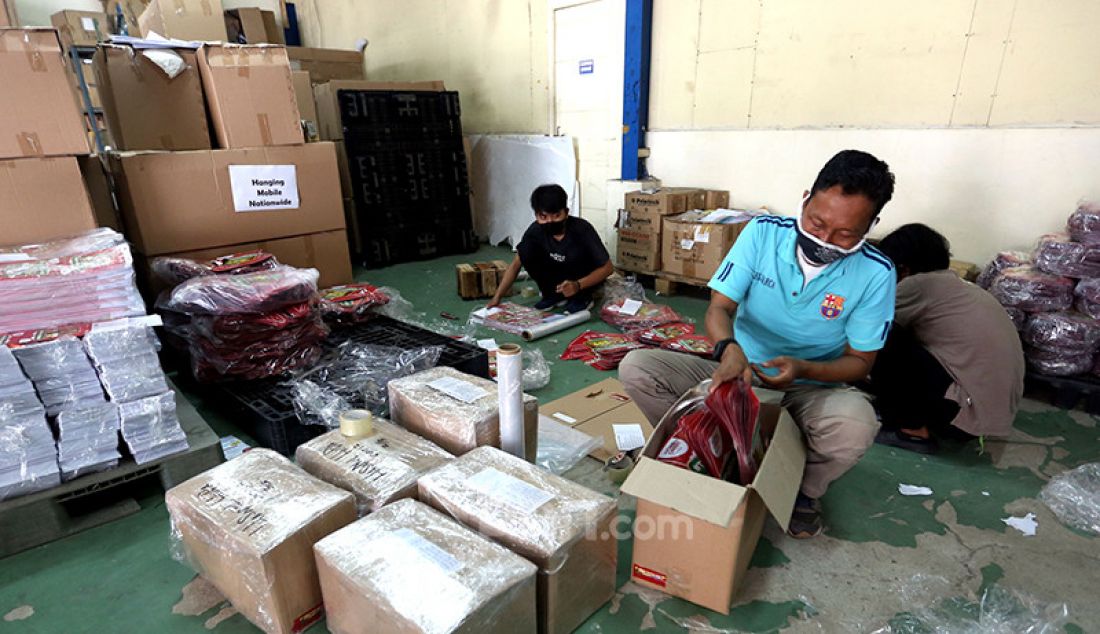 Pegawai di gudang NCS Logistik, Jakarta, Sabtu (17/4), mengemas paket barang yang akan dikirim ke luar kota. Angka pengiriman barang pada pekan pertama Ramadan meningkat lebih dari 100 persen seiring rencana pemerintah menyubsidi ongkos kirim (ongkir) pada Hari Belanja Online Nasional (Harbolnas) sebelum Lebaran. - JPNN.com