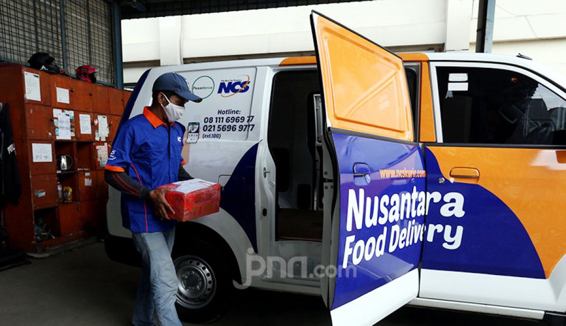 Pegawai di gudang NCS Logistik, Jakarta, Sabtu (17/4), memasukkan paket kiriman barang ke mobil pengantar. Angka pengiriman barang pada pekan pertama Ramadan meningkat lebih dari 100 persen seiring rencana pemerintah menyubsidi ongkos kirim (ongkir) pada Hari Belanja Online Nasional (Harbolnas) sebelum Lebaran. - JPNN.com