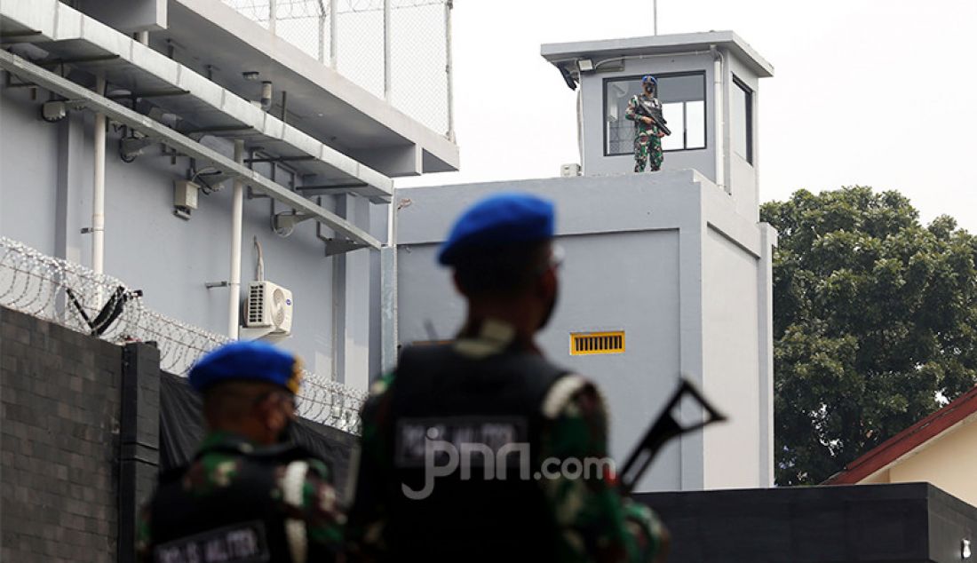 Personel Polisi Militer Kodam Jaya berjaga-jaga di Markas Pomdam Jaya, Jakarta, Selasa (20/4). KSAD Jenderal Andika Perkasa baru saja meresmikan Smart Instalasi Tahanan Militer berbasis teknologi informasi di Markas Pomdam Jaya. - JPNN.com