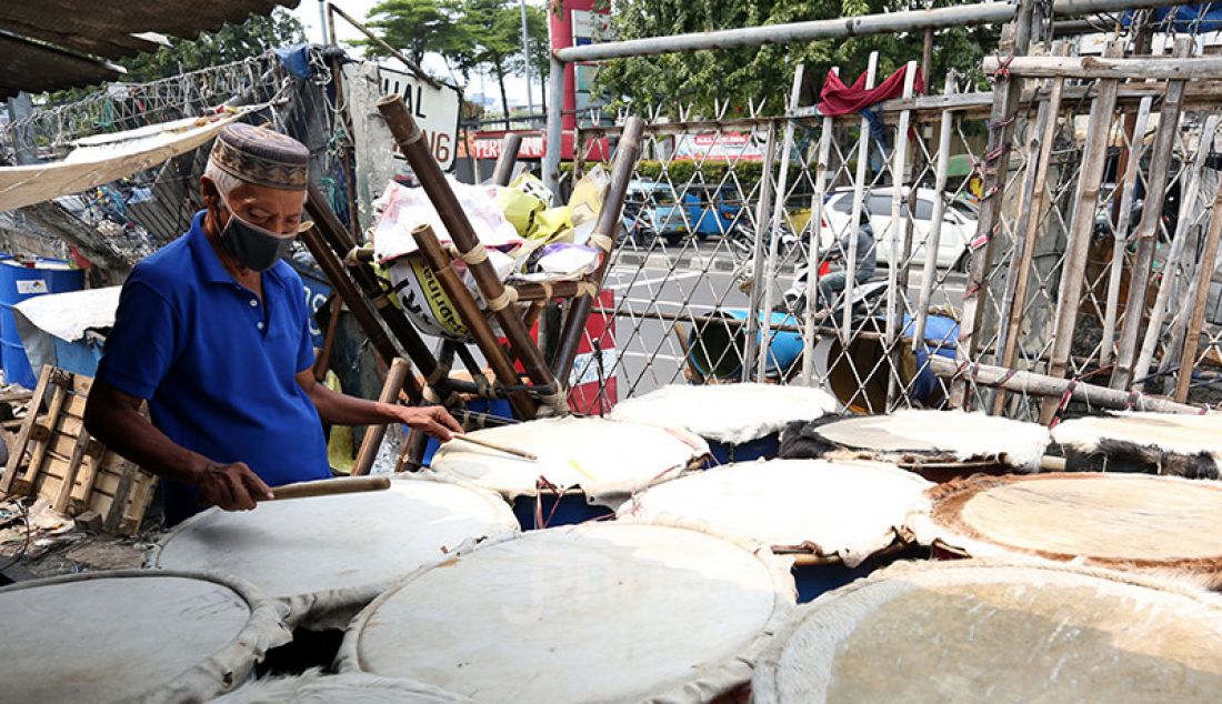 Pedagang beduk saat menggelar barang dagangannya di kawasan Tanah Abang, Jakarta, Selasa (20/4). Berbagai beduk tersebut dijual mulai harga Rp 150 ribu hingga Rp 1,5 juta. - JPNN.com