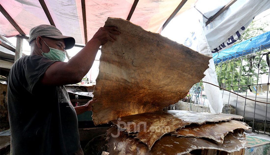 Pedagang beduk di kawasan Tanah Abang, Jakarta, Selasa (20/4), menggelar kulit. Berbagai beduk di kawasan itu dijual mulai harga Rp 150 ribu hingga Rp 1,5 juta. - JPNN.com