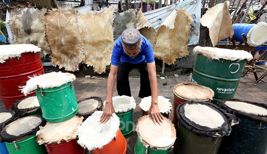 Pedagang beduk saat menggelar barang dagangannya di kawasan Tanah Abang, Jakarta, Selasa (20/4). Berbagai beduk tersebut dijual mulai harga Rp 150 ribu hingga Rp 1,5 juta. - JPNN.com