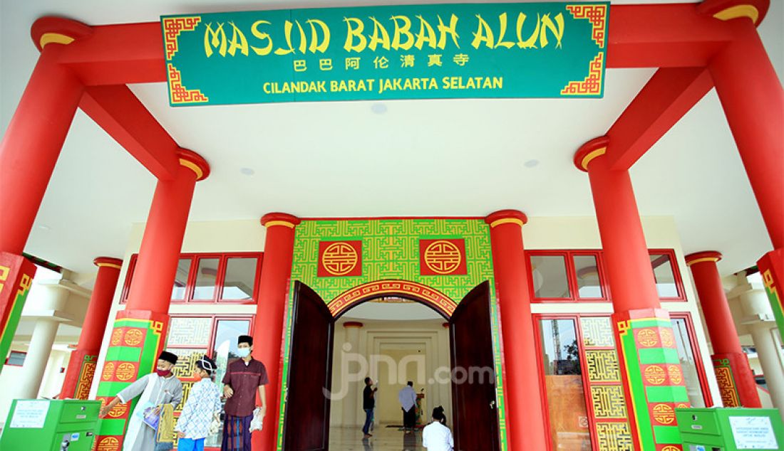 Masjid Babah Alun di Cilandak Barat, Jakarta Selatan, Selasa (20/4), yang kini menjadi salah satu tujuan wisata religi. Masjid dengan arsitektur dan ornamen Tionghoa itu dibangun oleh Jusuf Hamka yang dikenal sebagai pengusaha tol. - JPNN.com
