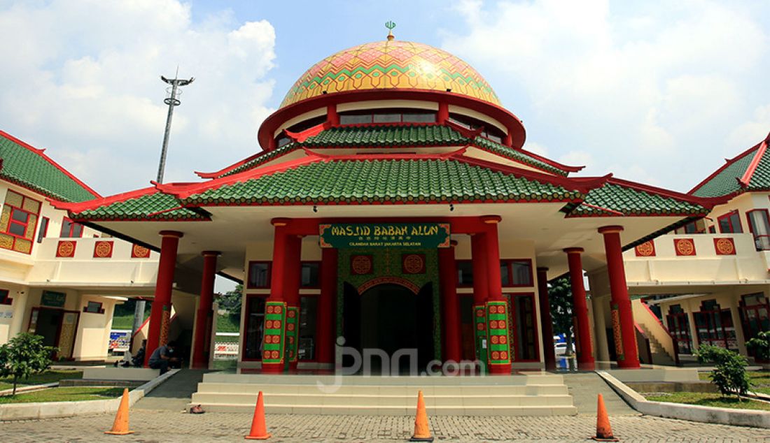Masjid Babah Alun di Cilandak Barat, Jakarta Selatan, Selasa (20/4), yang kini menjadi salah satu tujuan wisata religi. Masjid dengan arsitektur dan ornamen Tionghoa itu dibangun oleh Jusuf Hamka yang dikenal sebagai pengusaha tol. - JPNN.com