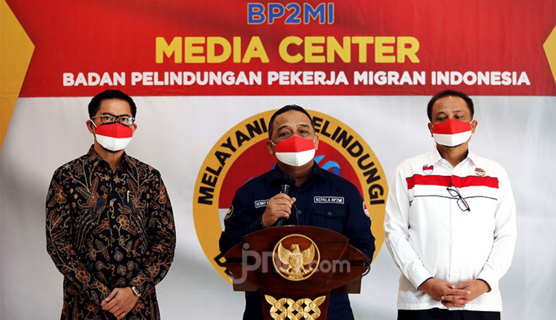 Kepala Badan Pelindungan Pekerja Migran Indonesia (BP2MI) Benny Rhamdani (tengah) bersama Bupati Minahasa Utara Joune Ganda (kiri) memberikan sambutan pada penandatanganan nota kesepahaman atau MoU antara BP2MI dengan Pemkab Minahasa Utara di Jakarta, Rabu (21/4). - JPNN.com