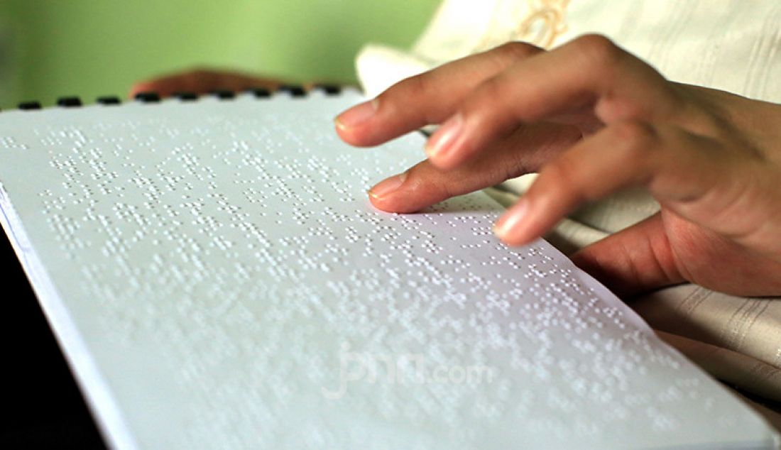 Para santri di yayasan Roudlatul Makfufin di Tangerang Selatan, Banten, Sabtu (23/4). Yayasan Raudlatul Makfufin merupakan wadah bagi para tunanetra berkumpul, belajar membaca Al Quran Braille, belajar bermain musik dan memijat. - JPNN.com