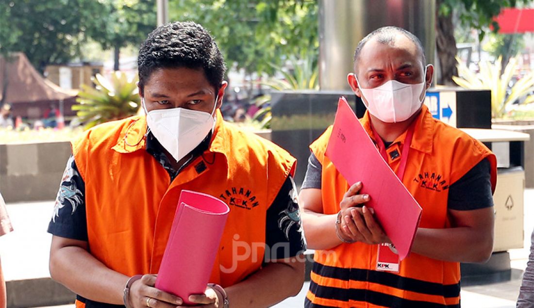Penyidik KPK Stepanus Robin Pattuju (kiri) dan Pengacara Maskur Husain saat tiba di Gedung KPK, Jakarta, Senin (26/4). - JPNN.com