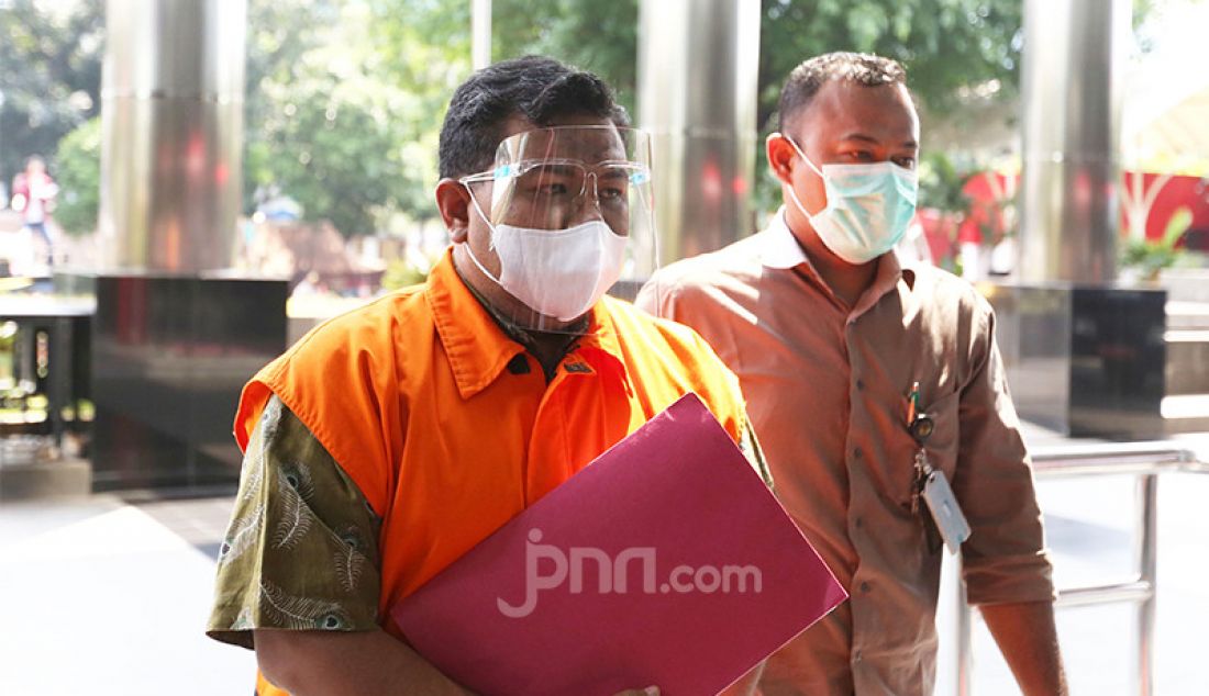 Wali Kota Tanjungbalai M Syahrial saat tiba di Gedung KPK, Jakarta, Senin (26/4). - JPNN.com