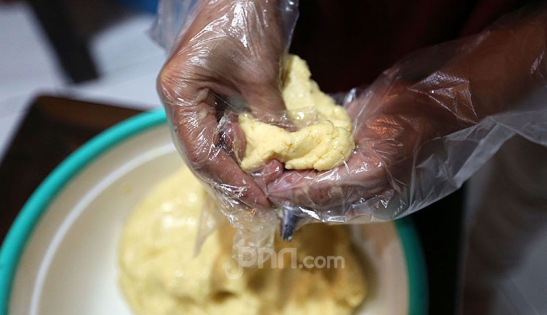 Pekerja di Dapoer Panci Bolong, Cinere, Depok, Jawa Barat, Senin (26/4), menyelesaikan pembuatan kue kering. Pada Ramadan ini industri kue rumahan mengalami kenaikan omzet. - JPNN.com