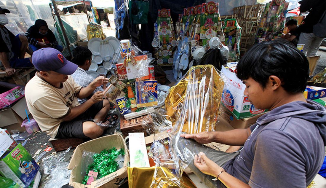 Pedagang parsel di kawasan Cikini, Jakarta Pusat, Selasa (27/4), merapikan dagangannya. Menjamurnya pedagang parsel menjelang Idulfitri tak dibarengi dengan peningkatan penjualan akibat ekonomi yang masih lesu. - JPNN.com
