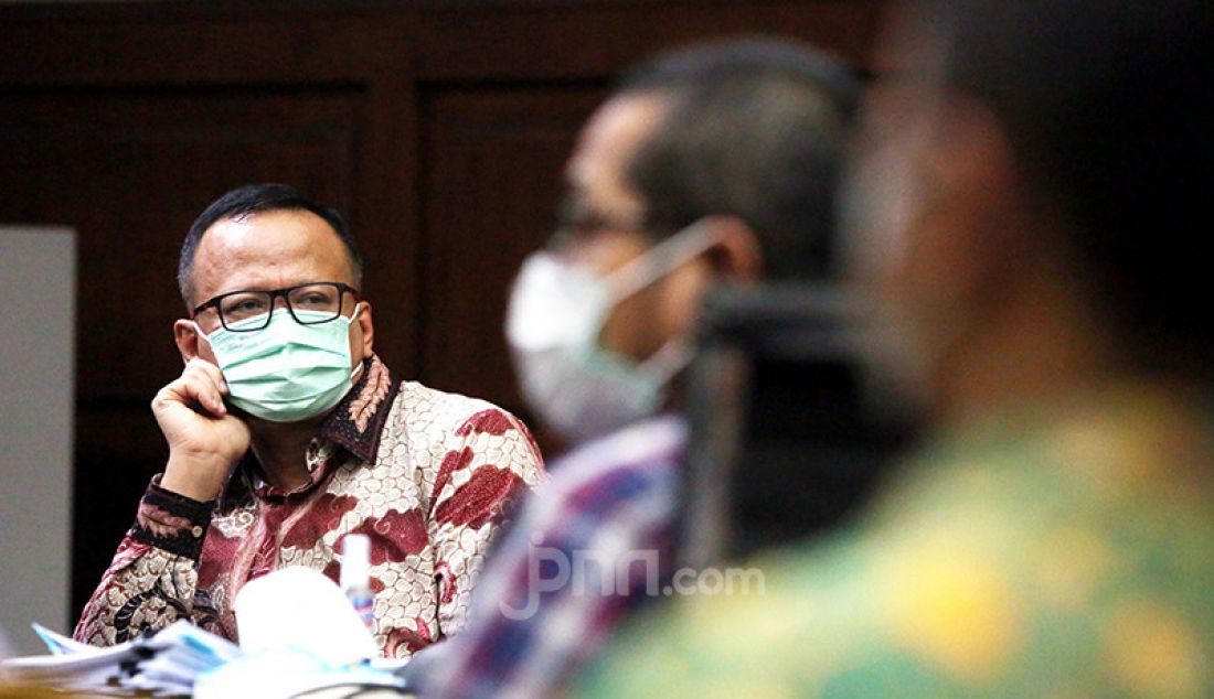 Mantan Menteri Kelautan dan Perikanan Edhy Prabowo (berbatik) yang menjadi terdakwa perkara suap izin ekspor benih lobster menjalani sidang lanjutan di Pengadilan Tipikor Jakarta, Rabu (28/4). Agenda sidang tersebut ialah mendengarkan keterangan saksi. - JPNN.com